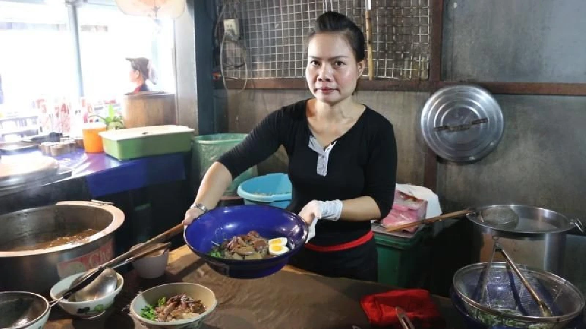 ก๋วยเตี๋ยวตุ๋นชามอ่าง น้ำซุปรสเด็ด อิ่มอร่อยจุใจ