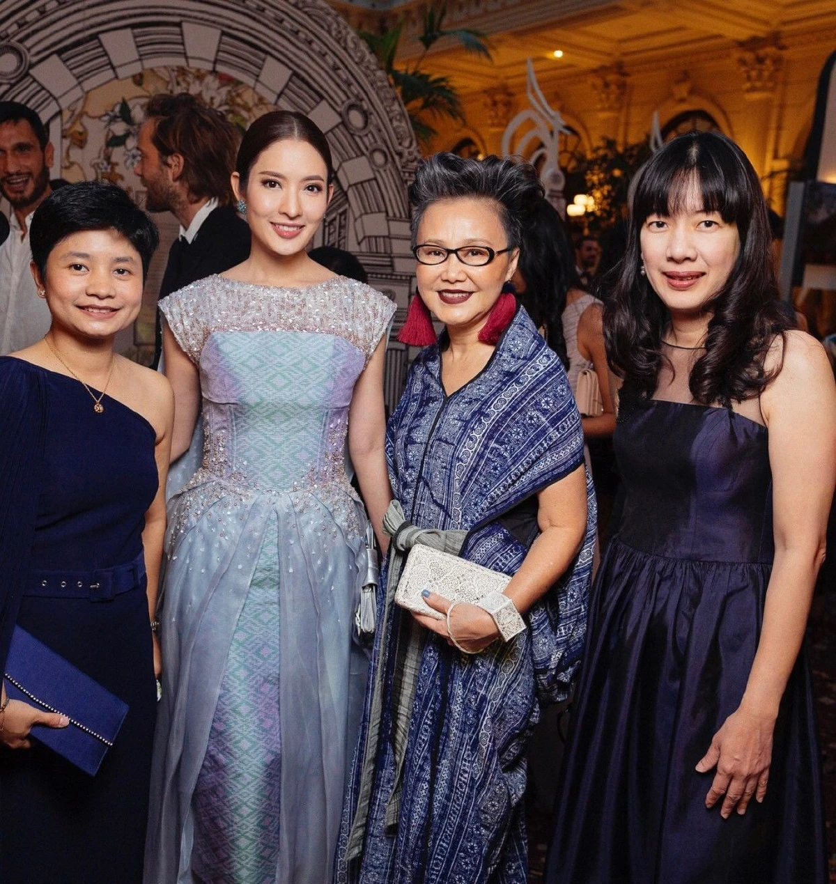 สวยสง่าดั่งเจ้าหญิง! ศรีริต้า สวมชุดไทยประยุกต์ ร่วมงานกาล่าที่ปารีส
