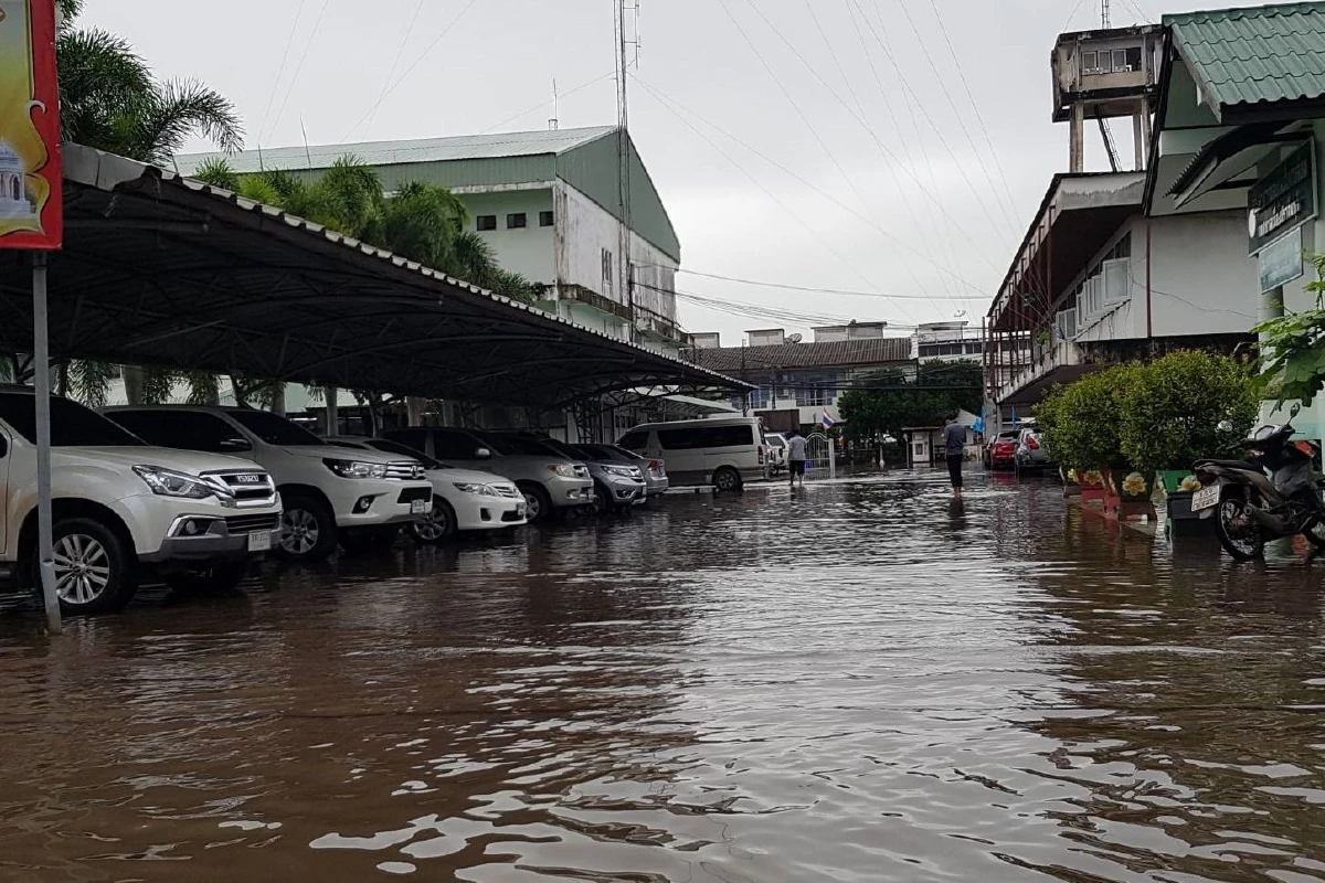 ฝนกระหน่ำทั้งคืนจรดเช้าเมืองปราจีนฯจมน้ำท่วมหลายจุด