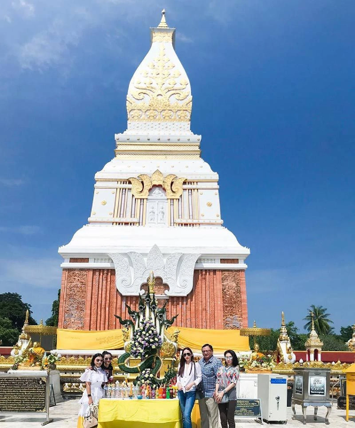 รูปคู่ไม่ต้องมีก็ได้! อั้ม พัชราภา-ไฮโซจิมมี่ ไหว้พระทำบุญร่วมกันที่นครพนม