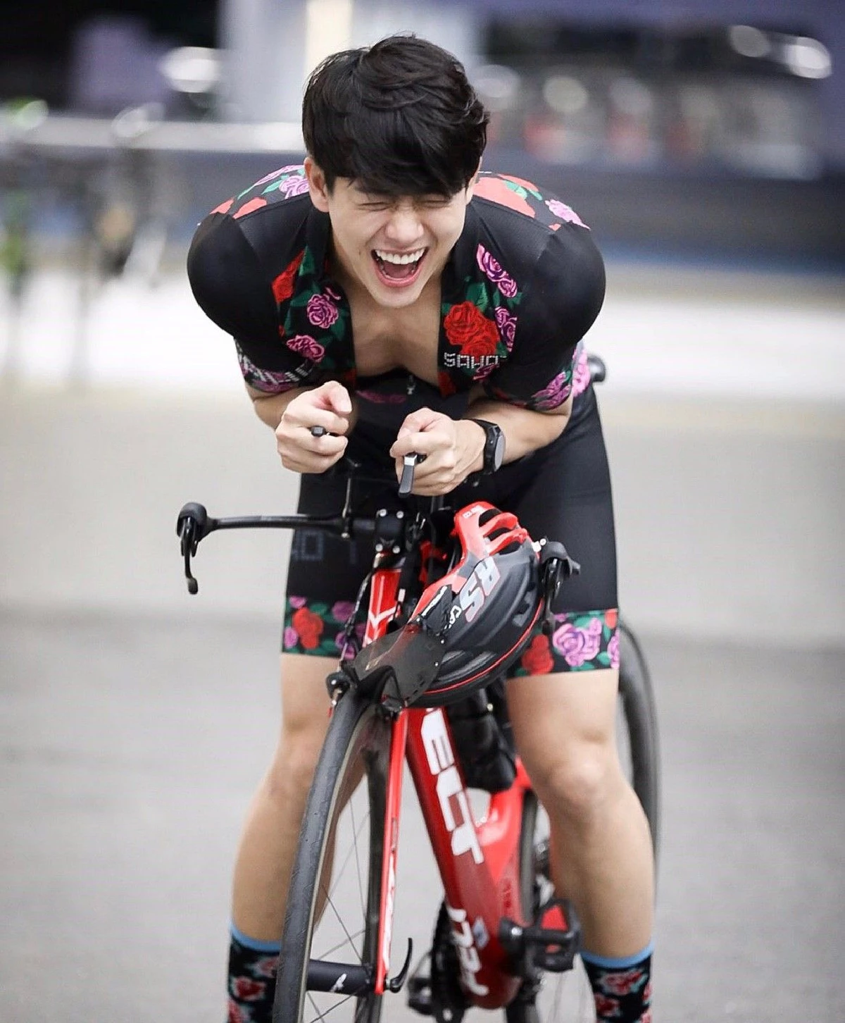 อื้อหือหล่อจัง! ดีเจพุฒ ฟิตเปรี๊ยะในชุดไตรกีฬาลายดอกกุหลาบสุดหวาน