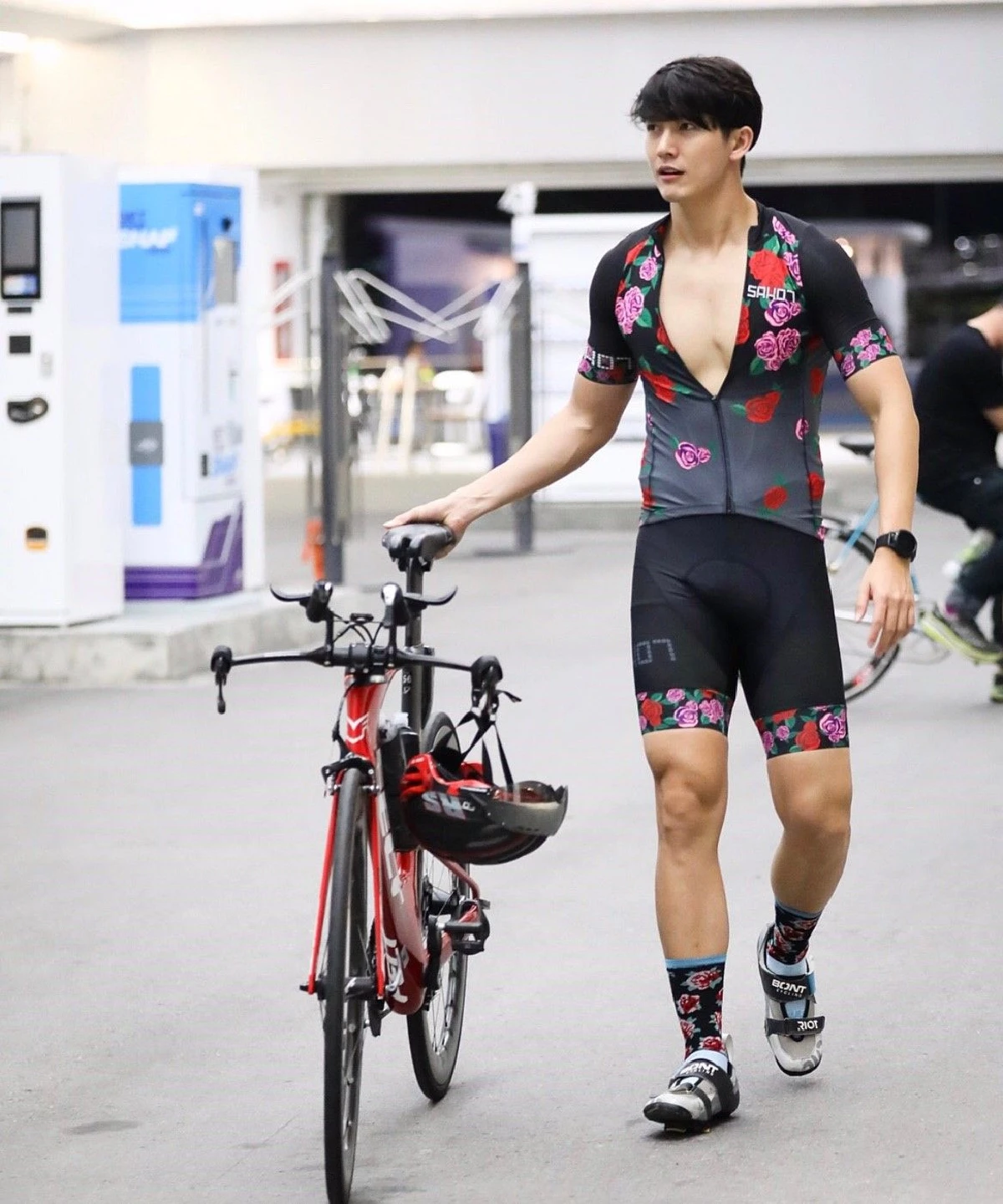 อื้อหือหล่อจัง! ดีเจพุฒ ฟิตเปรี๊ยะในชุดไตรกีฬาลายดอกกุหลาบสุดหวาน