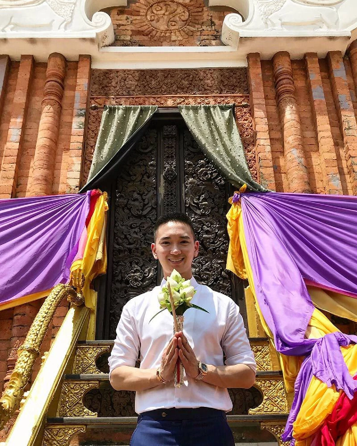 รูปคู่ไม่ต้องมีก็ได้! อั้ม พัชราภา-ไฮโซจิมมี่ ไหว้พระทำบุญร่วมกันที่นครพนม