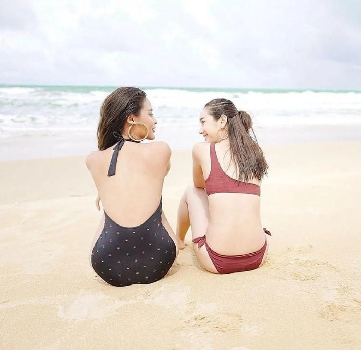 หนุ่มๆตาค้าง! ปุ๊กลุก-มิน สวมชุดว่ายน้ำอวดหุ่นเผ็ดแซ่บริมทะเล