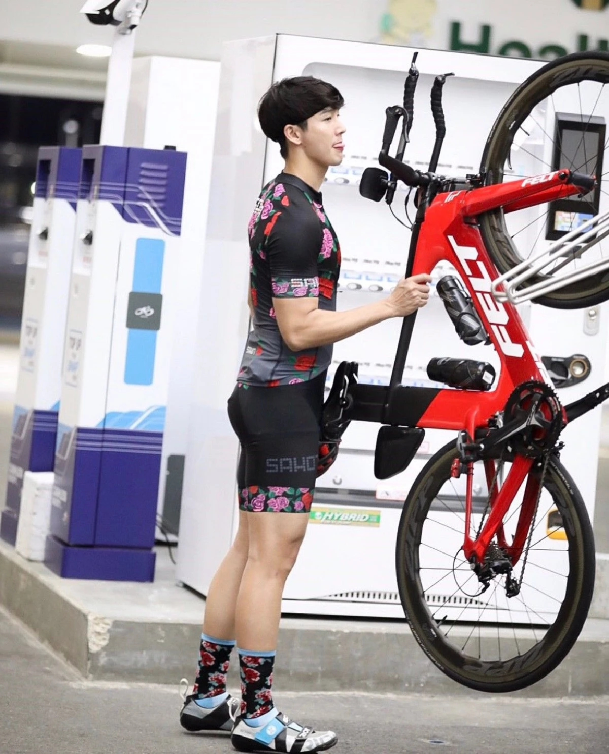 อื้อหือหล่อจัง! ดีเจพุฒ ฟิตเปรี๊ยะในชุดไตรกีฬาลายดอกกุหลาบสุดหวาน