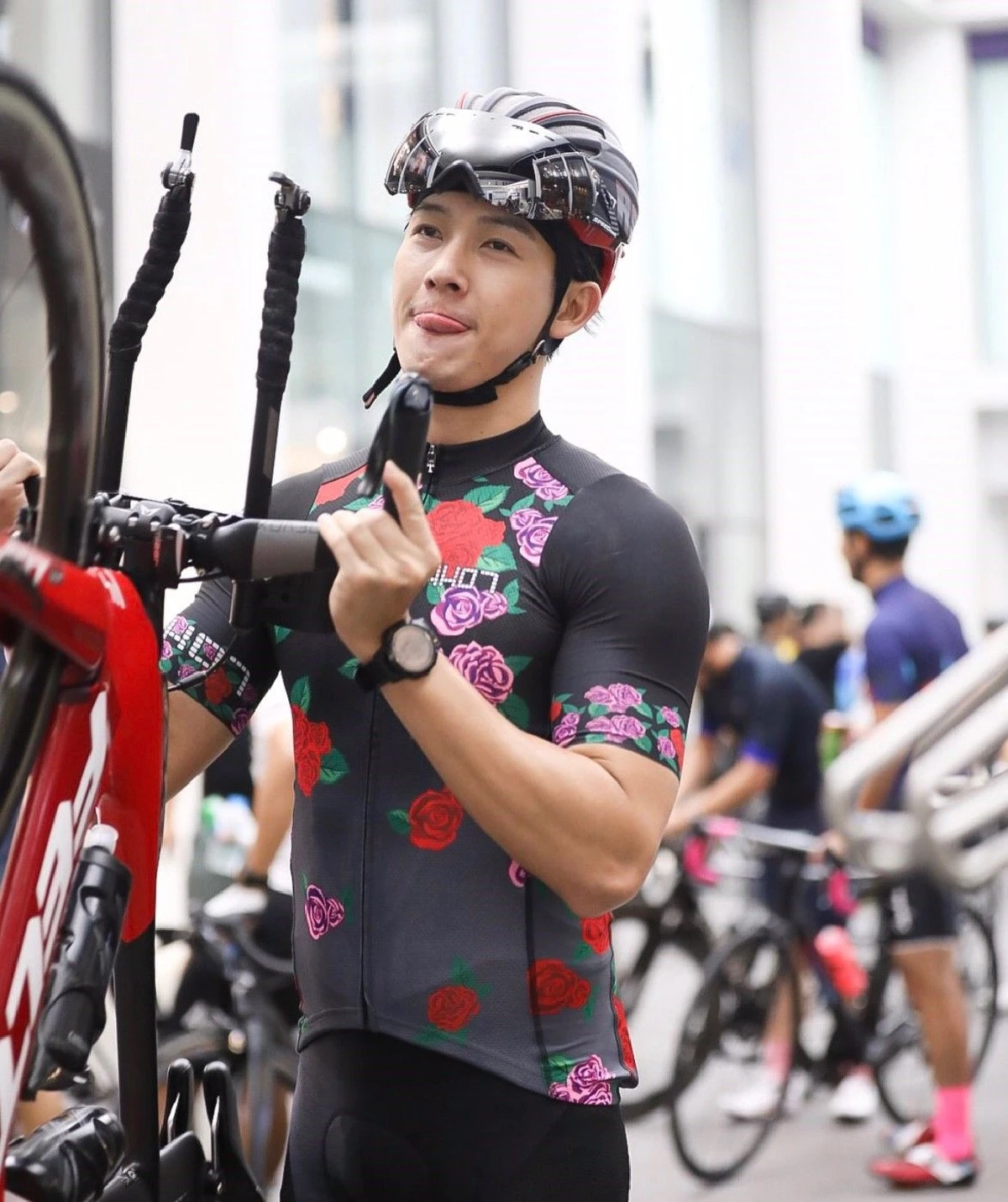 อื้อหือหล่อจัง! ดีเจพุฒ ฟิตเปรี๊ยะในชุดไตรกีฬาลายดอกกุหลาบสุดหวาน
