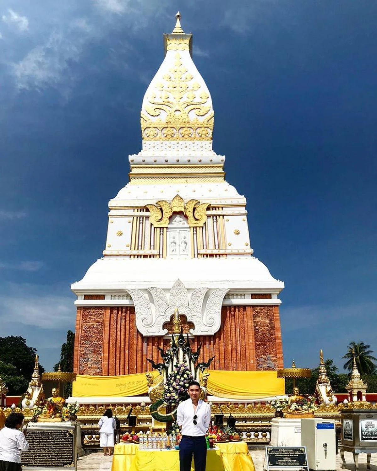 รูปคู่ไม่ต้องมีก็ได้! อั้ม พัชราภา-ไฮโซจิมมี่ ไหว้พระทำบุญร่วมกันที่นครพนม
