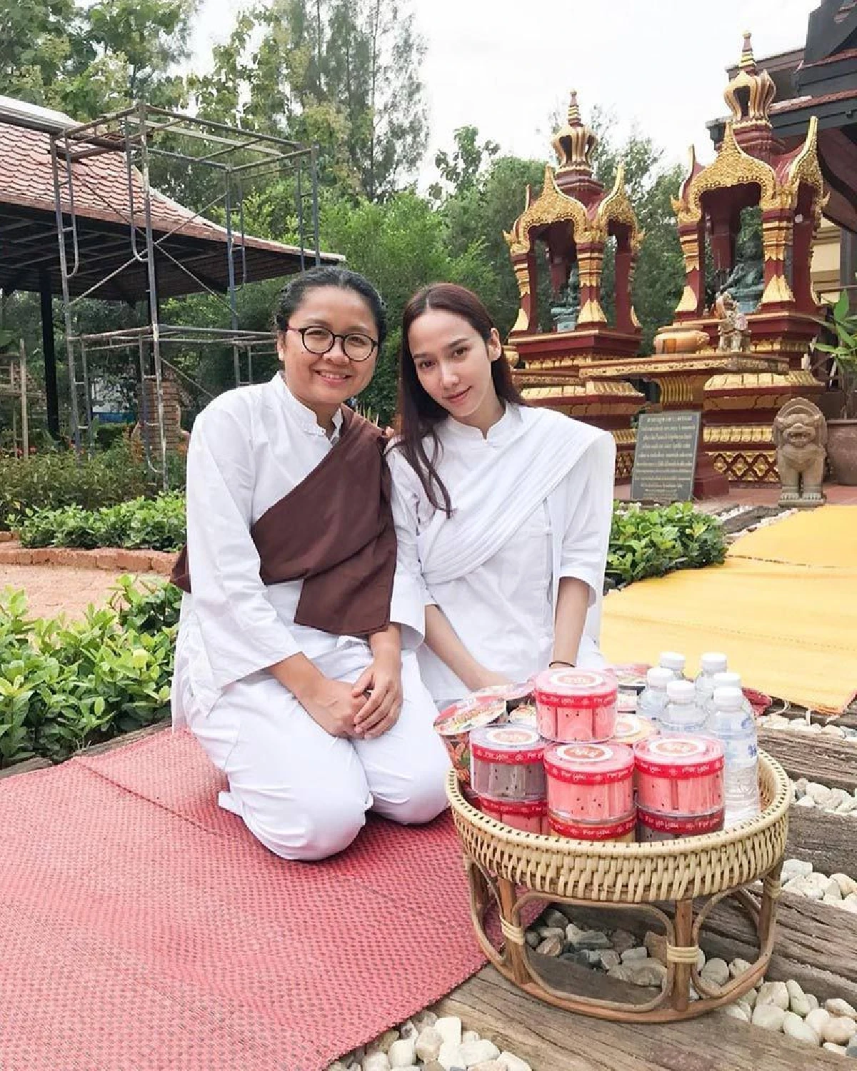 รูปคู่ไม่ต้องมีก็ได้! อั้ม พัชราภา-ไฮโซจิมมี่ ไหว้พระทำบุญร่วมกันที่นครพนม