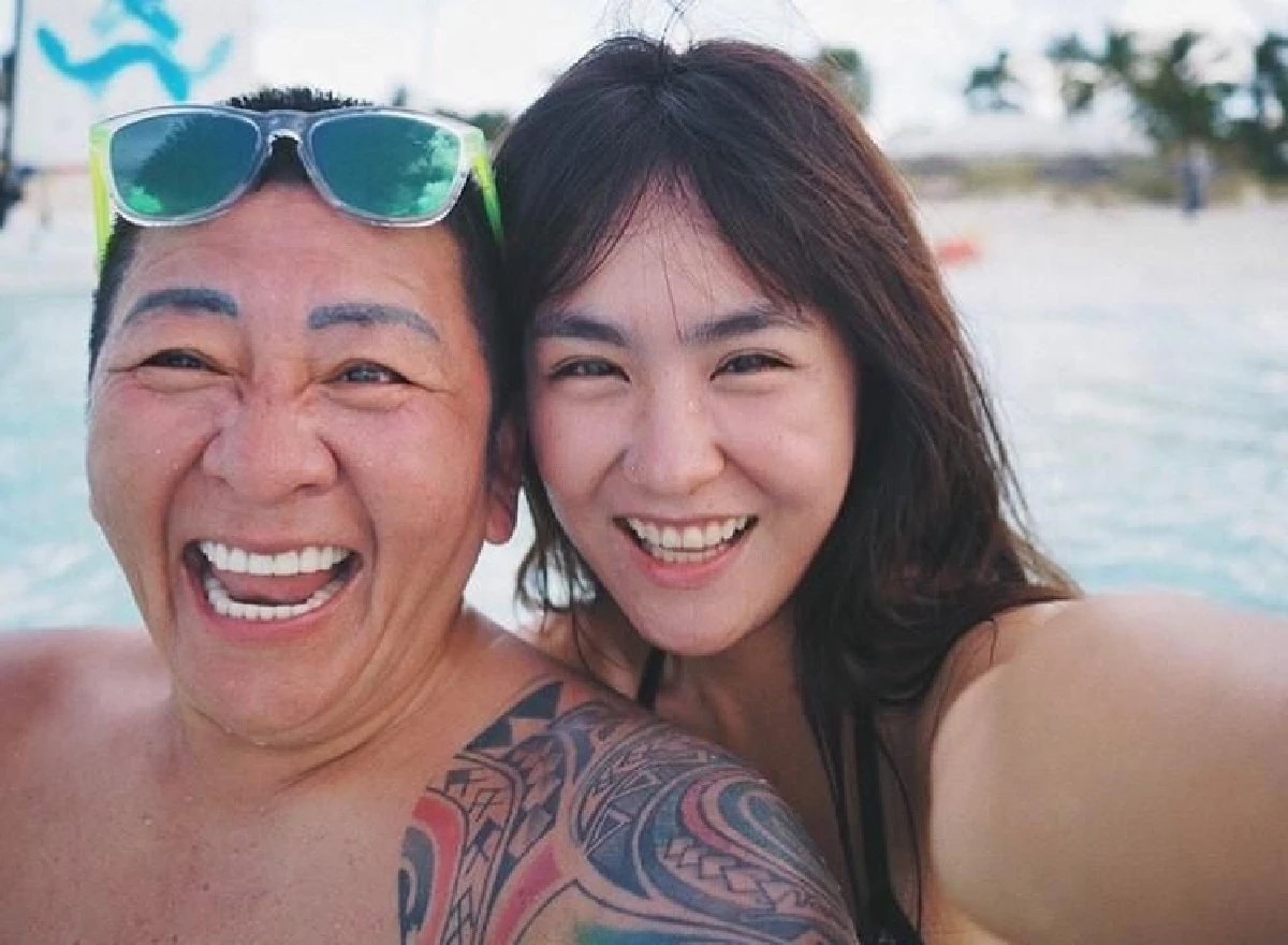 “ป๋าต๊อบ-ปีใหม่” จัดทริปสุดแฮปปี้! ควงกันว่ายน้ำกับหมูและให้อาหารฉลามอย่างใกล้ชิด