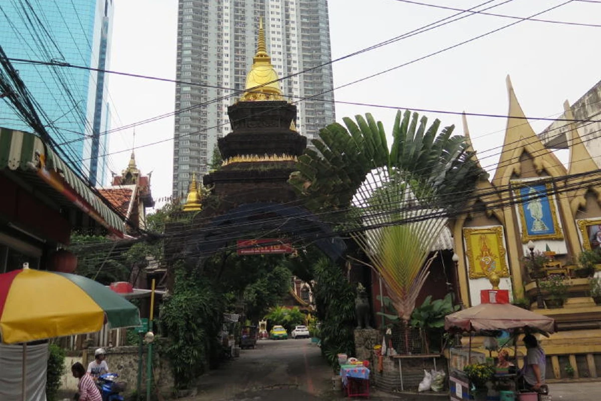 อนุสรณ์บุญเพ็ง หีบเหล็ก ที่วัดภาษี เอกมัย