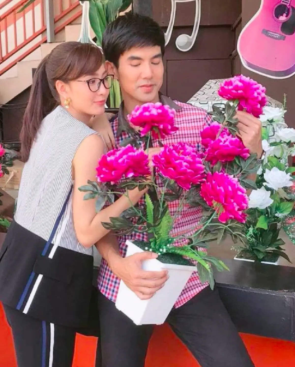 แค่เบื้องหลังก็ฮาแล้ว! ส่องภาพ “เต๋อ-แต้ว” นำทีมความมันส์ในละครรักจังเอย