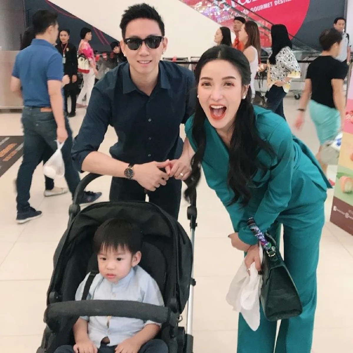 เวลาแห่งความสุข! เบนซ์-น้องเรซซิ่ง นั่งรอ แม่แพท ทำงาน ก่อนไปเที่ยวพร้อมหน้า