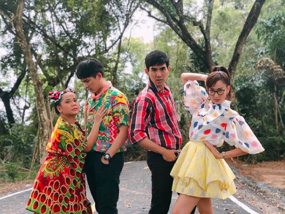 แค่เบื้องหลังก็ฮาแล้ว! ส่องภาพ “เต๋อ-แต้ว” นำทีมความมันส์ในละครรักจังเอย