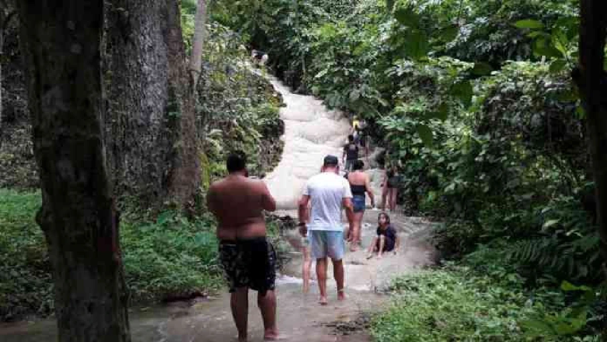 นักท่องเที่ยวคึกคัก "น้ำตกบัวตอง-น้ำพุเจ็ดสี" เดินขึ้นผ่านน้ำตกได้