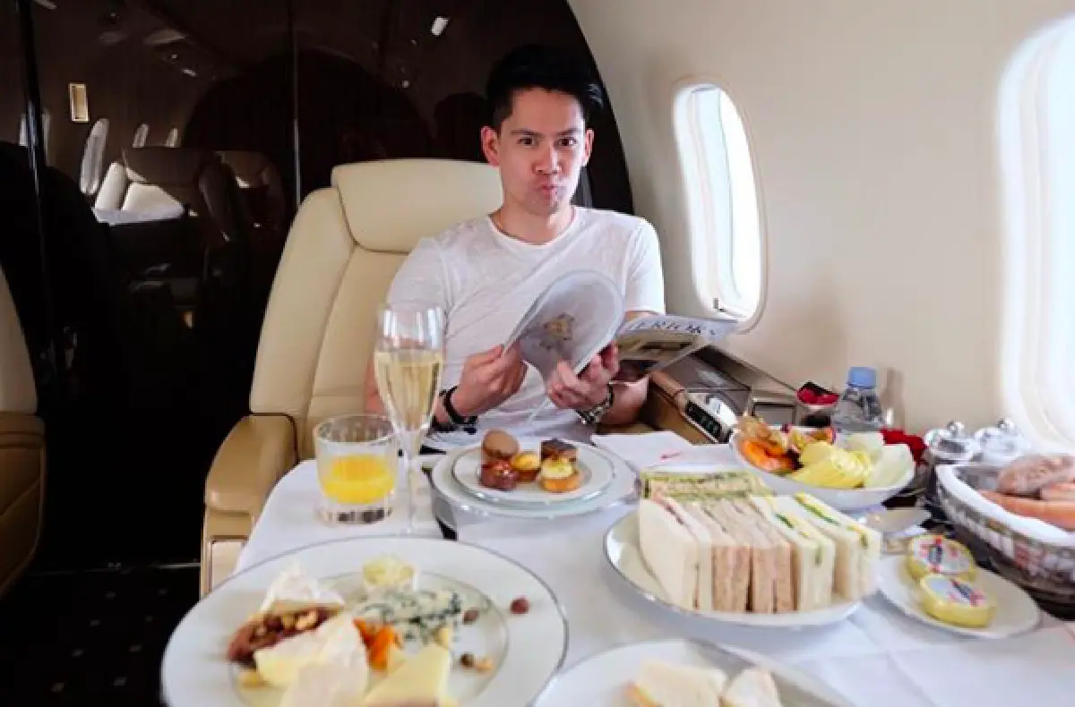 ชีวิตดีดุจดั่งเจ้าหญิง! "ศรีริต้า” ควง “กรณ์” นั่งเครื่องบินส่วนตัว กิน ช้อป เที่ยวลอนดอน