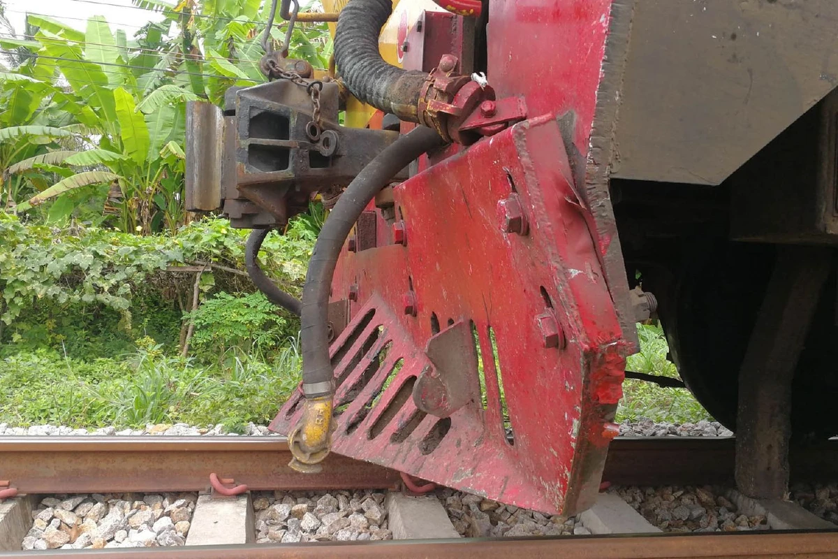 ระทึก!เก๋งจอดค้างบนรางให้รถไฟพุ่งชนพังยับคนขับเจ็บ