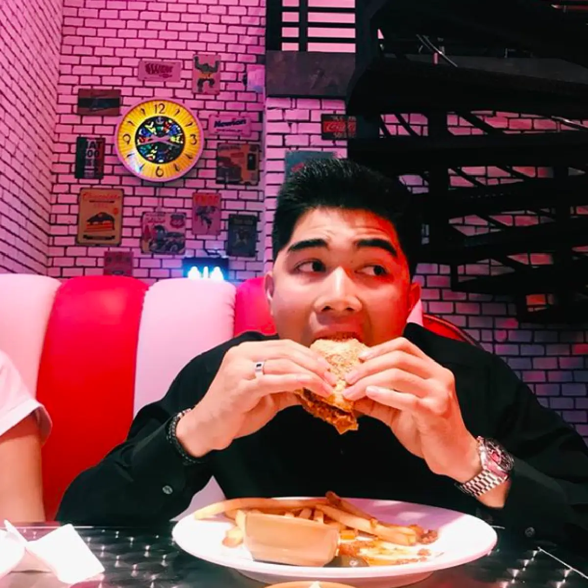 "ท็อป ดารณีนุช” อิ่มเอมใจ! “กั๊ท” ลูกชายคนโตมอบเงินเดือนก้อนแรกให้