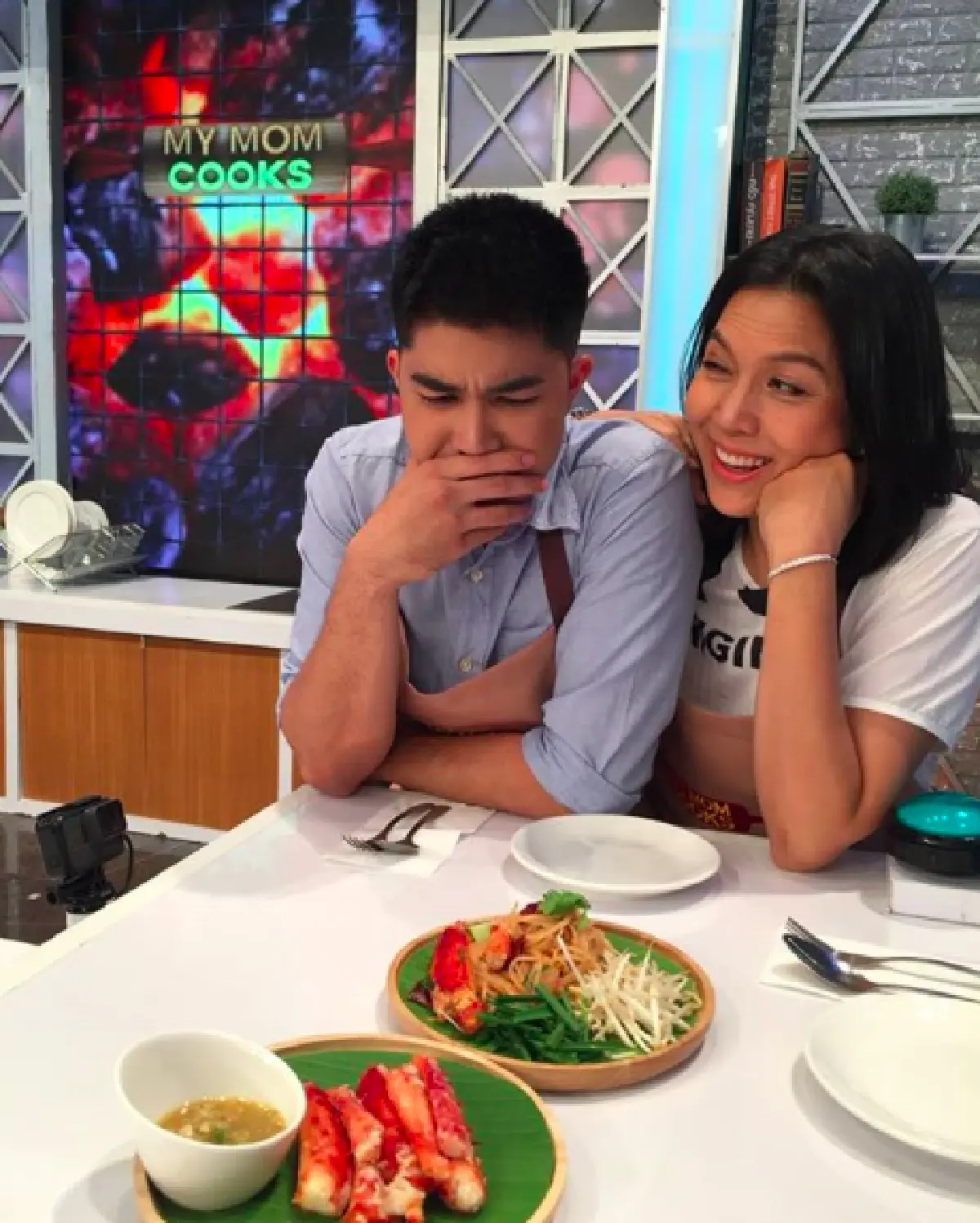 "ท็อป ดารณีนุช” อิ่มเอมใจ! “กั๊ท” ลูกชายคนโตมอบเงินเดือนก้อนแรกให้