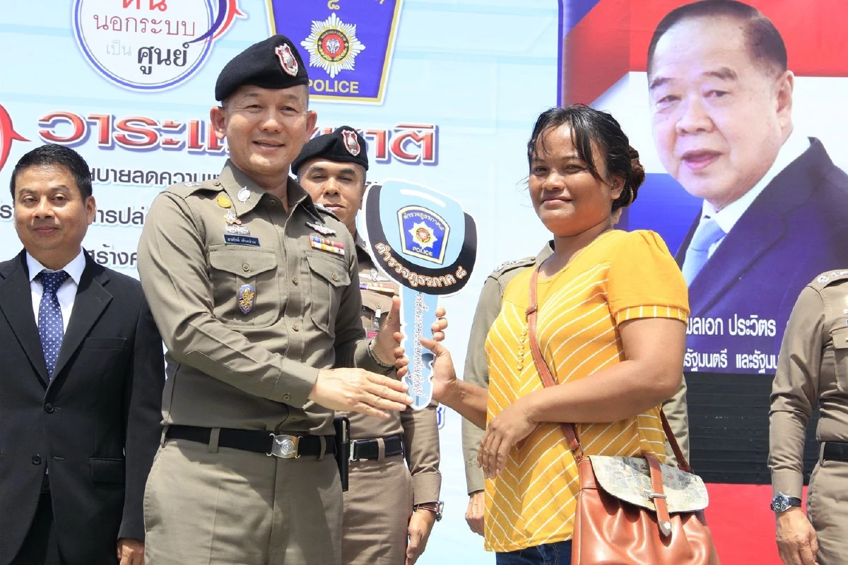 ตำรวจเมือคอนปิดถนนโชว์รถยึดได้จากนายทุนเงินกู้นอกระบบคืนแก่ลูกหนี้