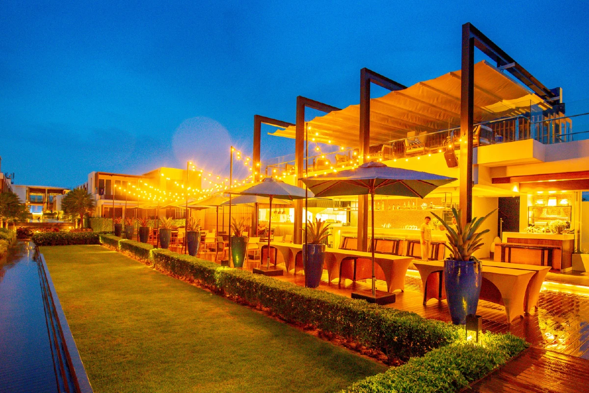 นั่งชิลริมทะเล @ ไอวี่ เลานจ์