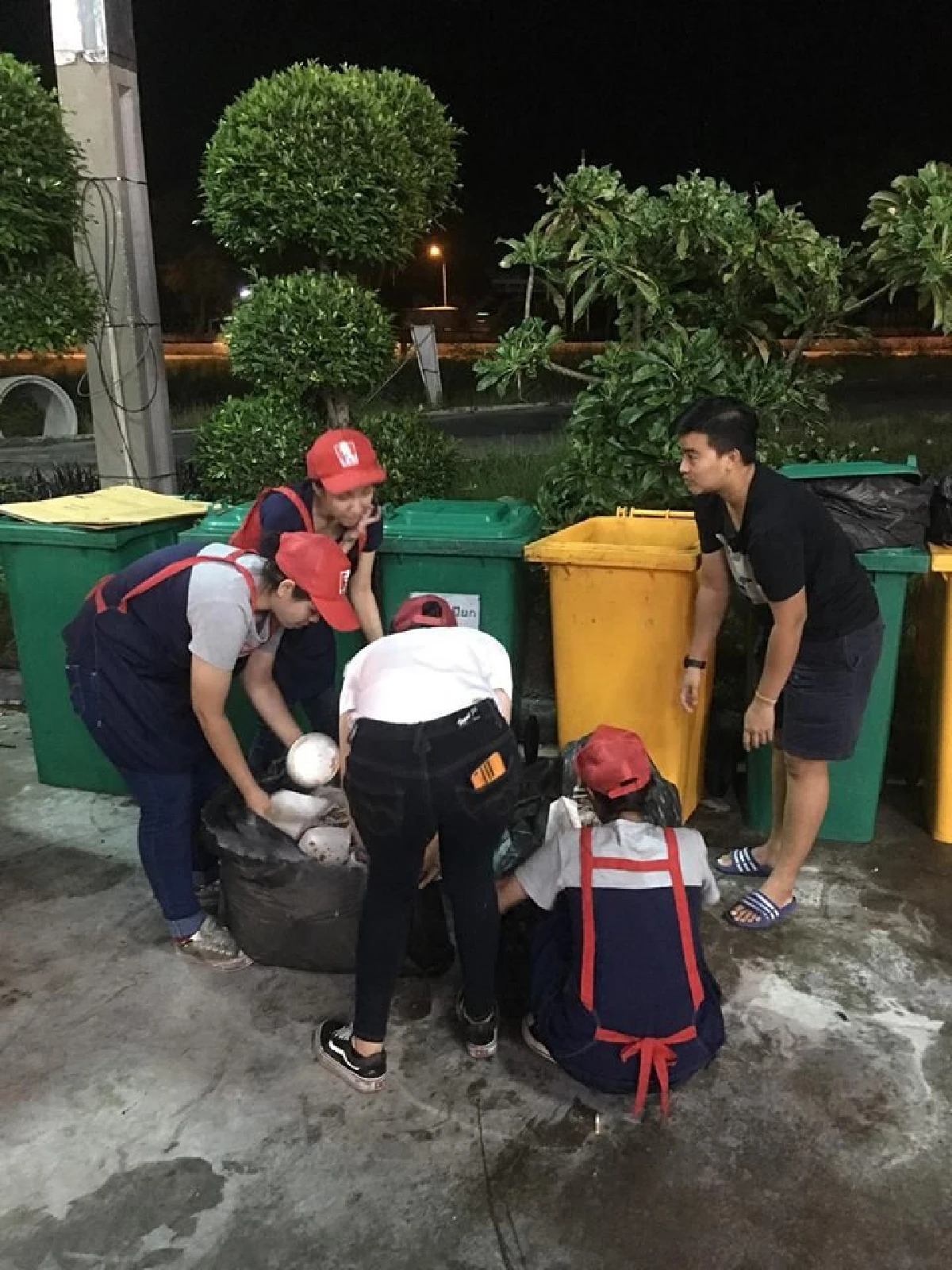 พนักงาน KFC ช่วยคุ้ยขยะแทบทั้งร้านหา "รีเทนเนอร์" ที่ลูกค้าลืมไว้