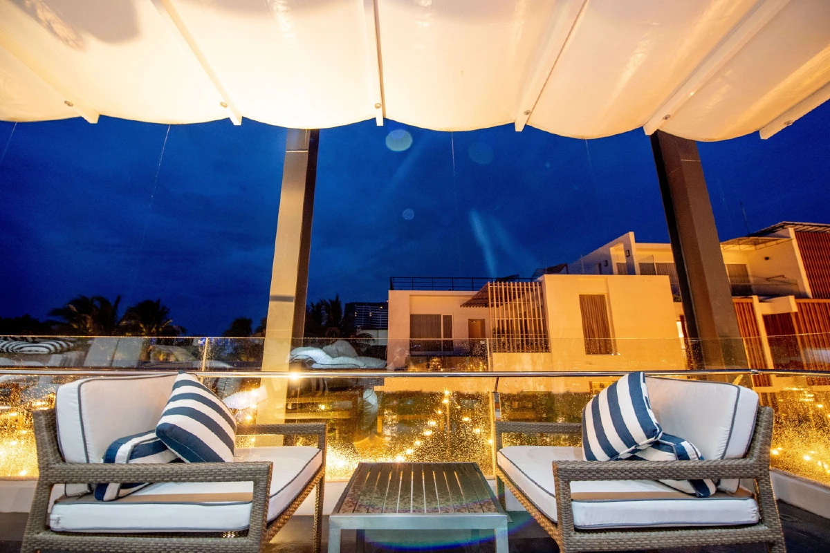 นั่งชิลริมทะเล @ ไอวี่ เลานจ์