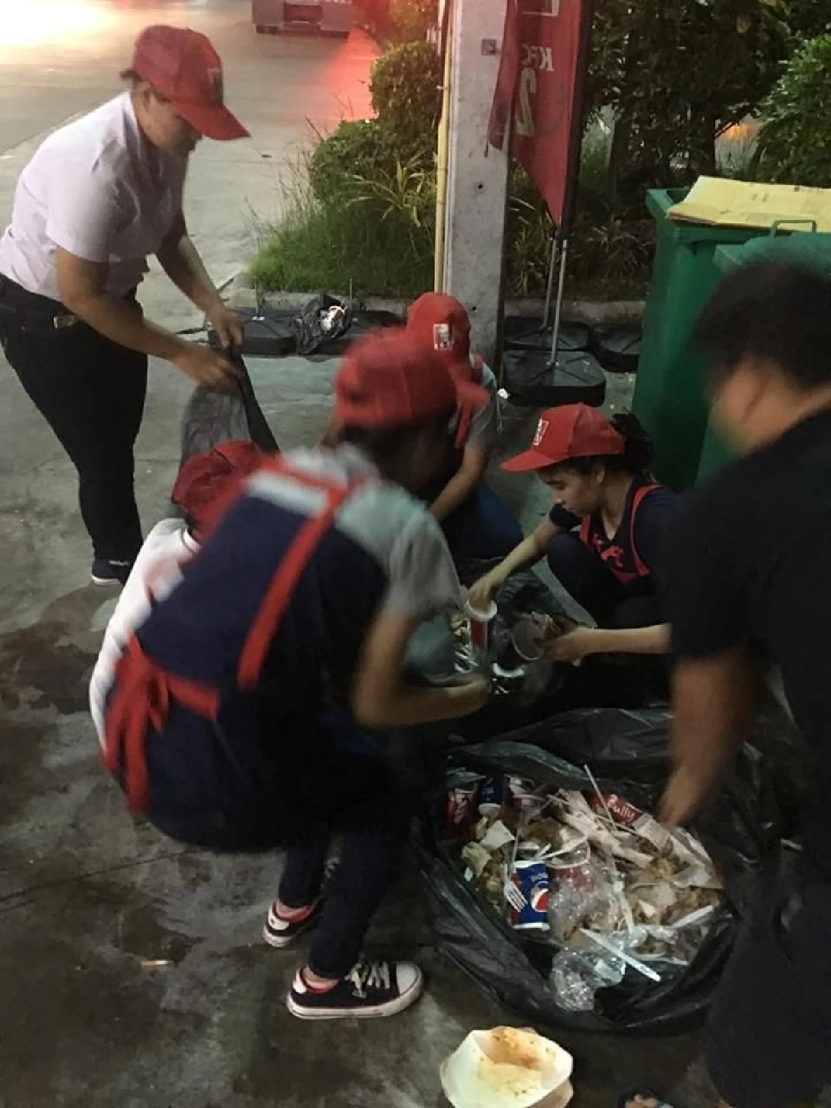 พนักงาน KFC ช่วยคุ้ยขยะแทบทั้งร้านหา "รีเทนเนอร์" ที่ลูกค้าลืมไว้