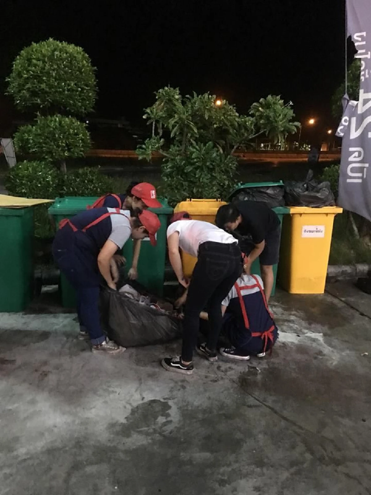 พนักงาน KFC ช่วยคุ้ยขยะแทบทั้งร้านหา "รีเทนเนอร์" ที่ลูกค้าลืมไว้