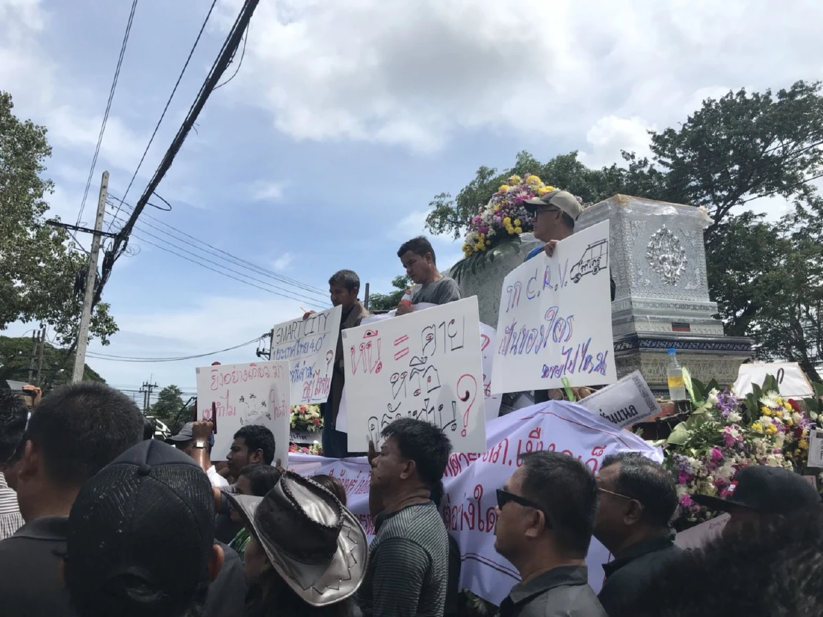 พ่อแบกโลงศพลูกชายประท้วงตำรวจวิสามัญอ้างทำเกินกว่าเหตุ