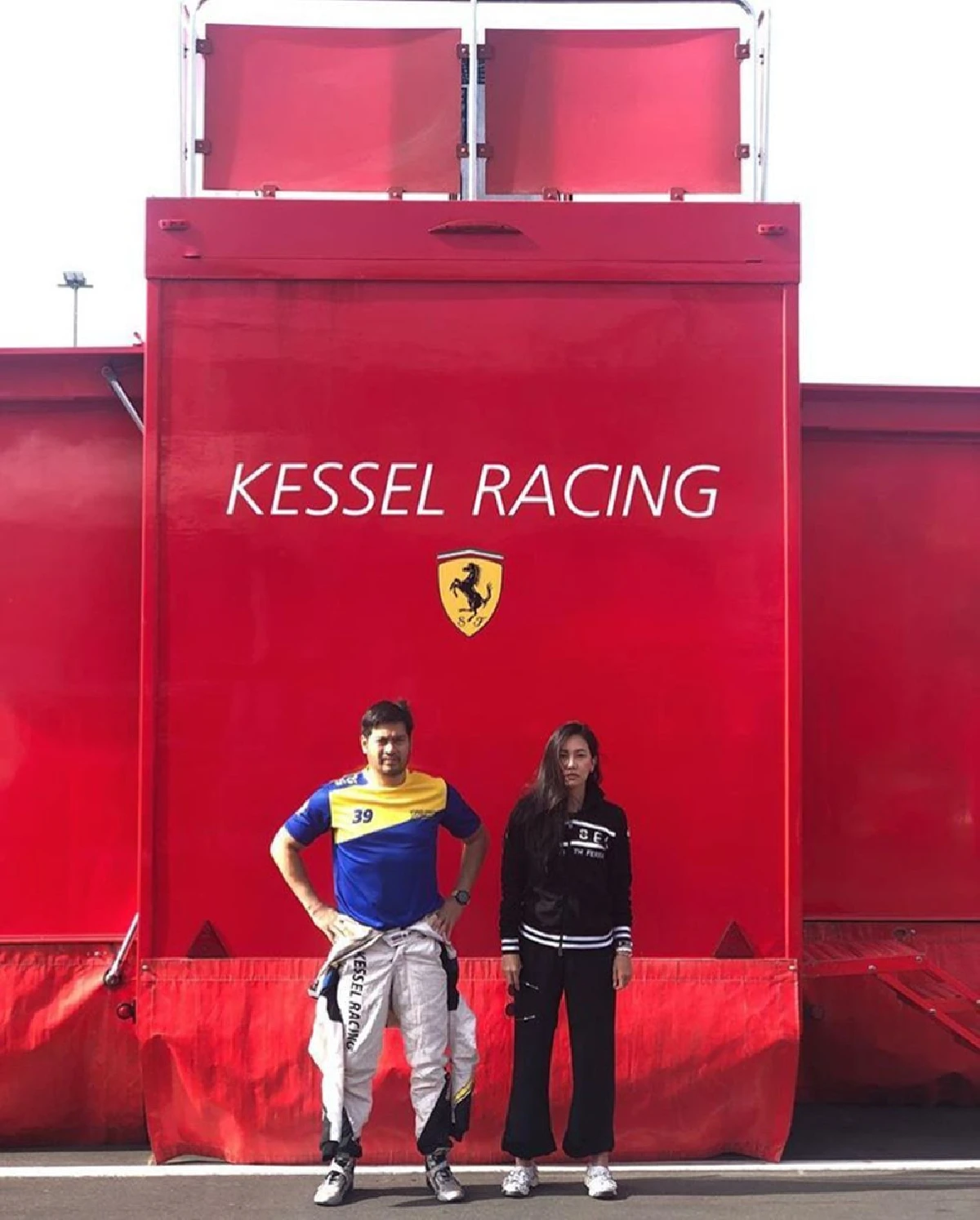 กำลังใจสำคัญ! นุ่น บินร่วมทริปเชียร์ ต๊อด แข่งรถติดขอบสนามที่ยุโรป