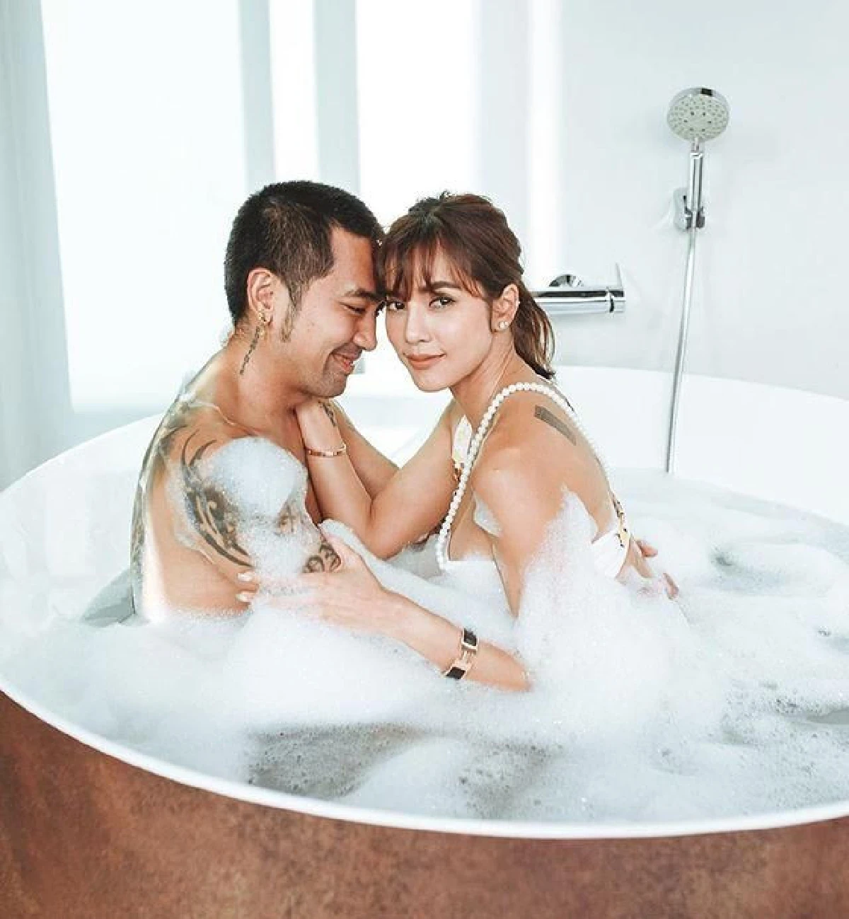 ช็อตหวานปนแซ่บ! อุ้ม ลักขณา เผยภาพสวีทสามีในอ่างอาบน้ำ