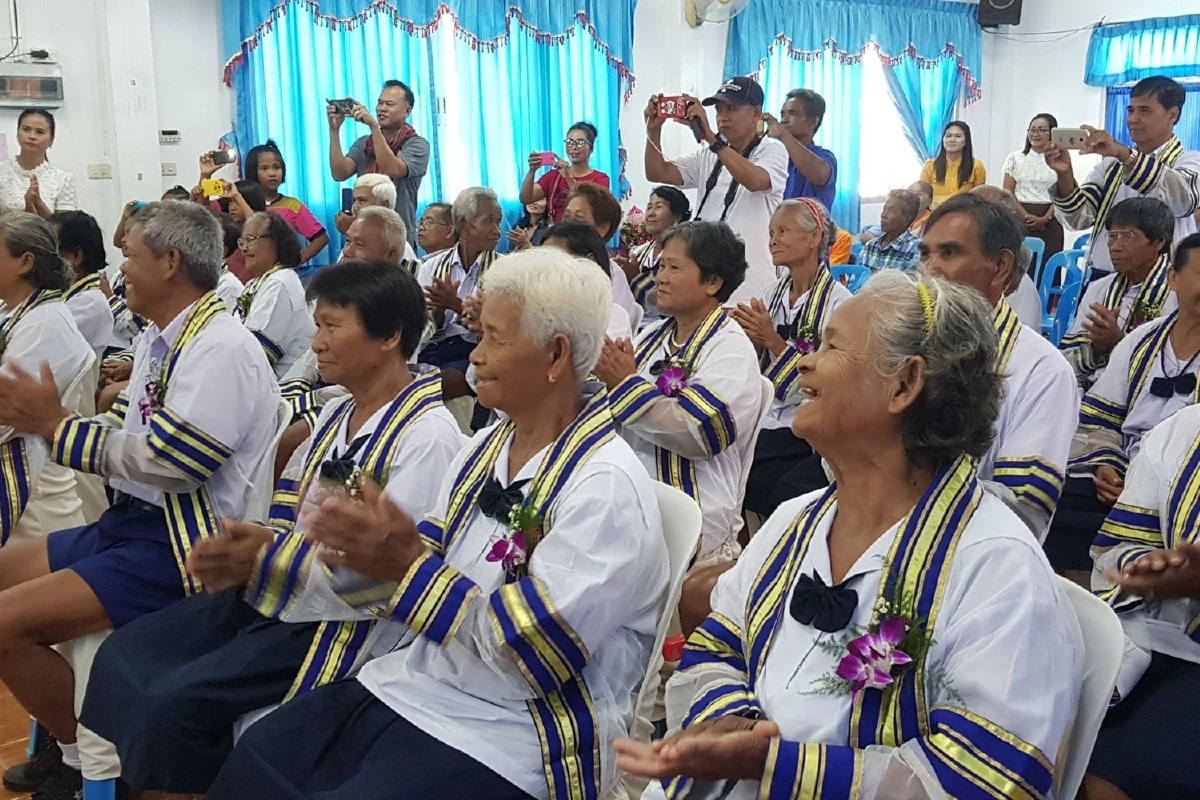 น่ารักประทับใจจบแล้วรุ่น1นักเรียนผู้สูงอายุรับประกาศนียบัตร