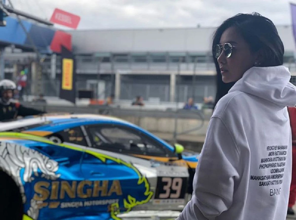 กำลังใจสำคัญ! นุ่น บินร่วมทริปเชียร์ ต๊อด แข่งรถติดขอบสนามที่ยุโรป