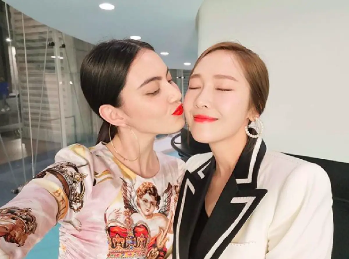 สนิทแค่ไหนถามใจดู! “ใหม่” โพสต์ภาพหอมแก้ม "เจสสิกา" อดีตสมาชิกวง Girls' Generation