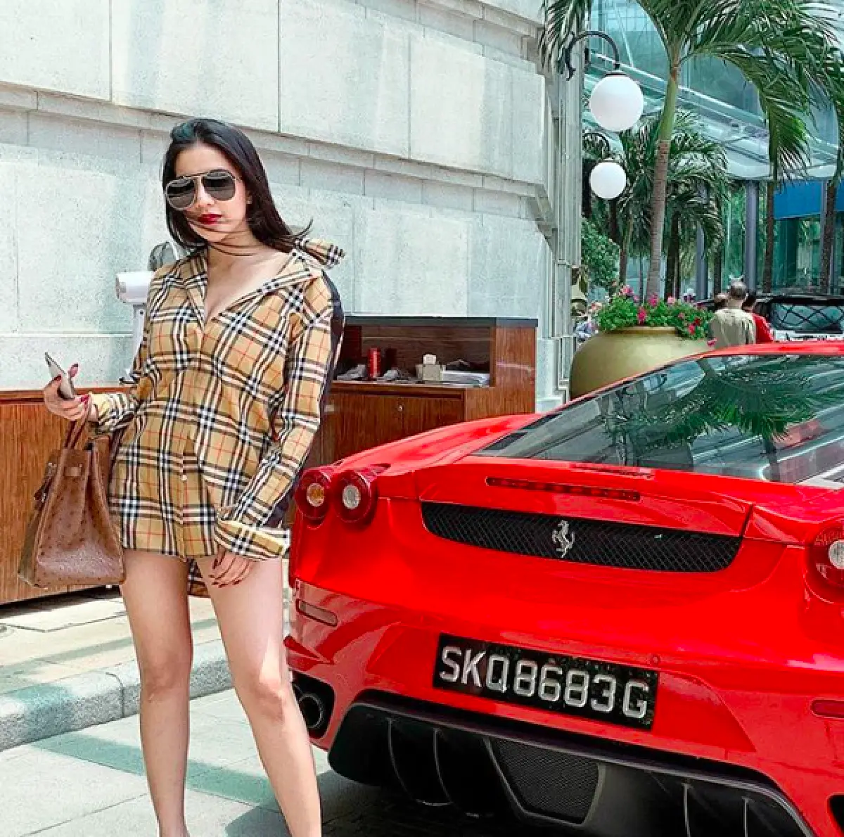 ของมันต้องมี “ใบเตย อาร์สยาม” บินตรงสิงคโปร์ เพื่อซื้อมือถือรุ่นใหม่ล่าสุด