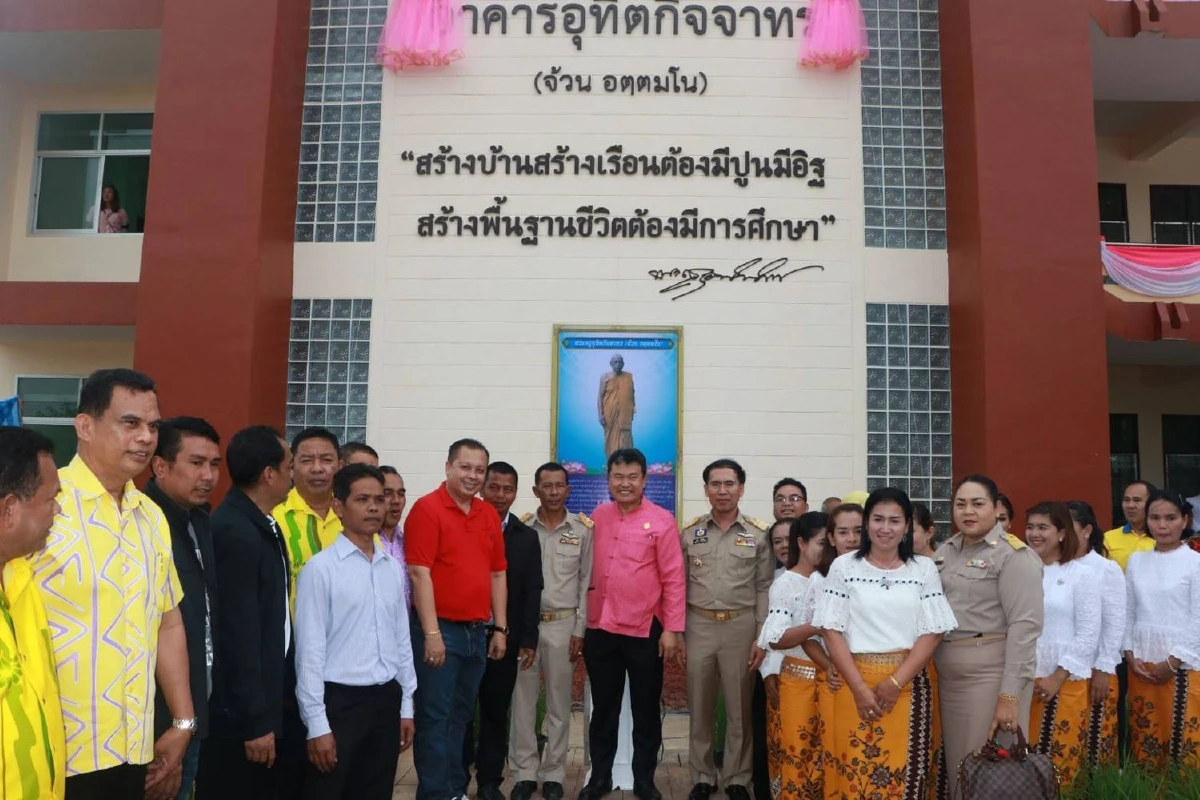 นายสุทธิพงษ์ จุลเจริญ อธิบดีกรมส่งเสริมการปกครองท้องถิ่น เป็นประธานในพิธีเปิดป้ายอาคารเรียน และพิธีทอดผ้าป่าสามัคคี