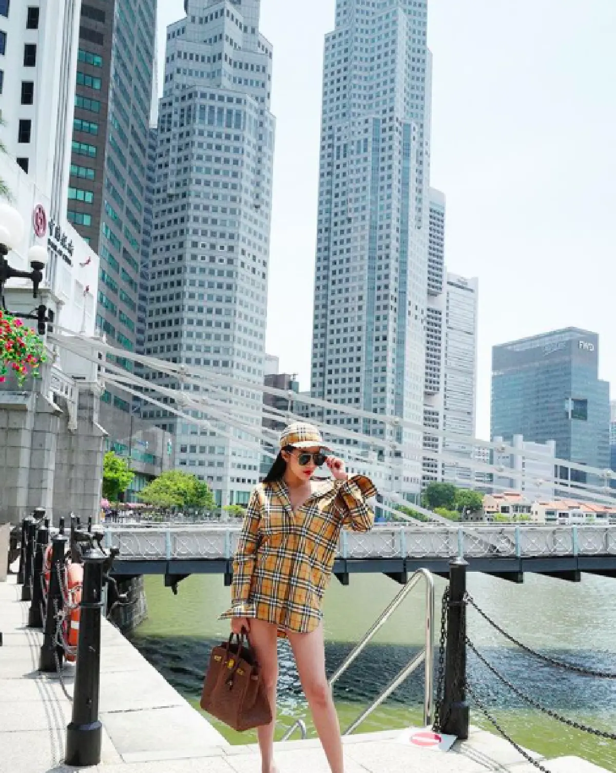 ของมันต้องมี “ใบเตย อาร์สยาม” บินตรงสิงคโปร์ เพื่อซื้อมือถือรุ่นใหม่ล่าสุด