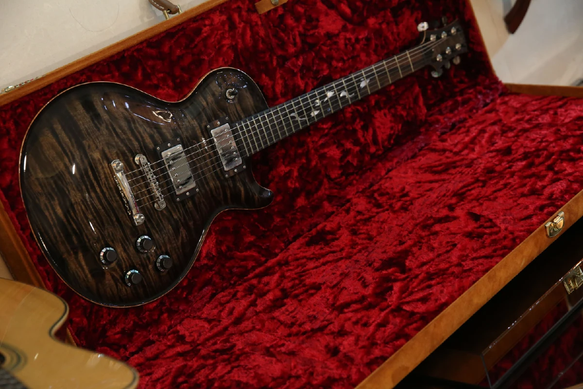 วรัตน์พล วรัทย์วรกุล ‘รถ กีตาร์ นาฬิกา โลกของผม’