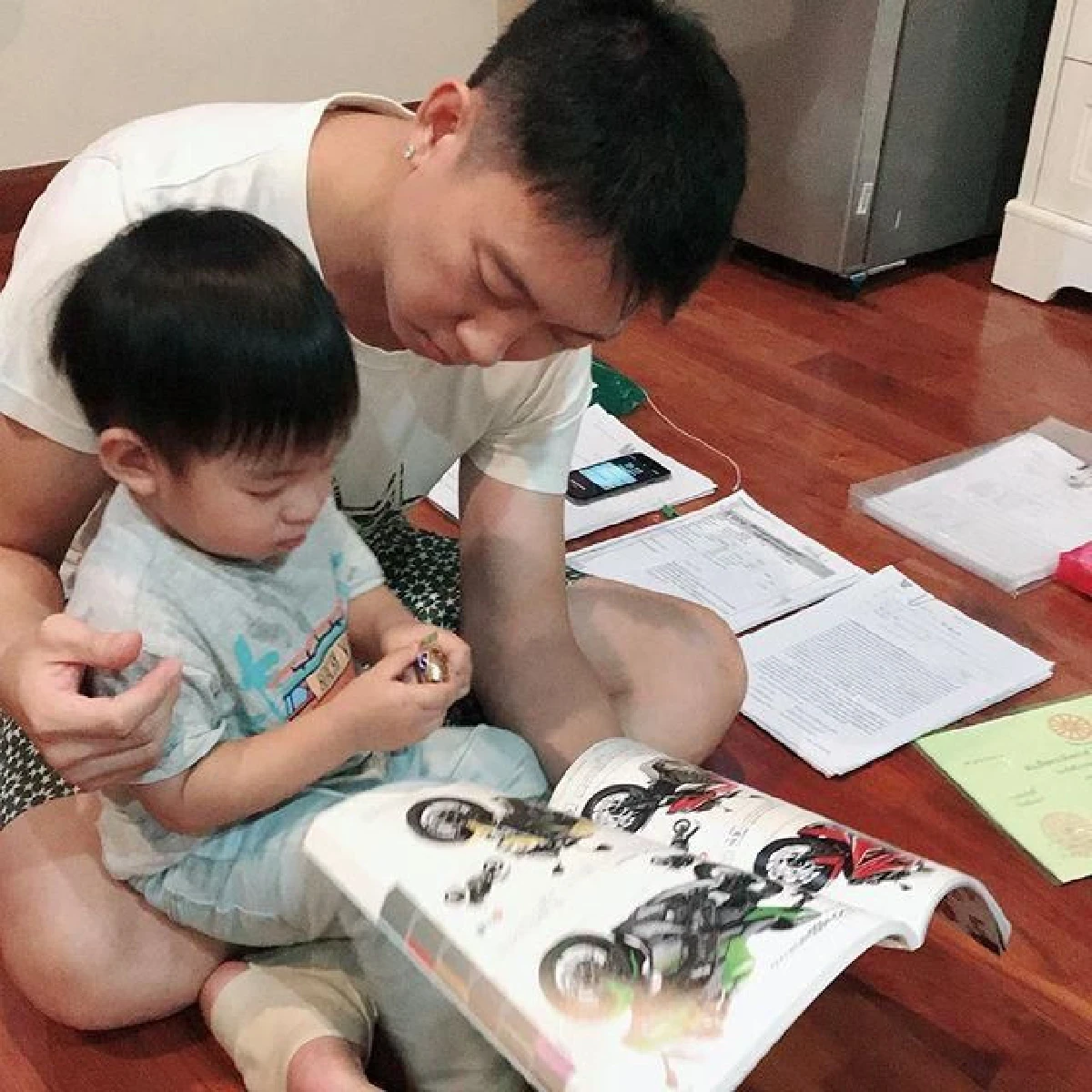 ถึงกับเคลิ้ม! น้องเรซซิ่ง ถูก แม่แพท-พ่อเบนซ์ หอมฟอดใหญ่ให้รู้ว่ารัก