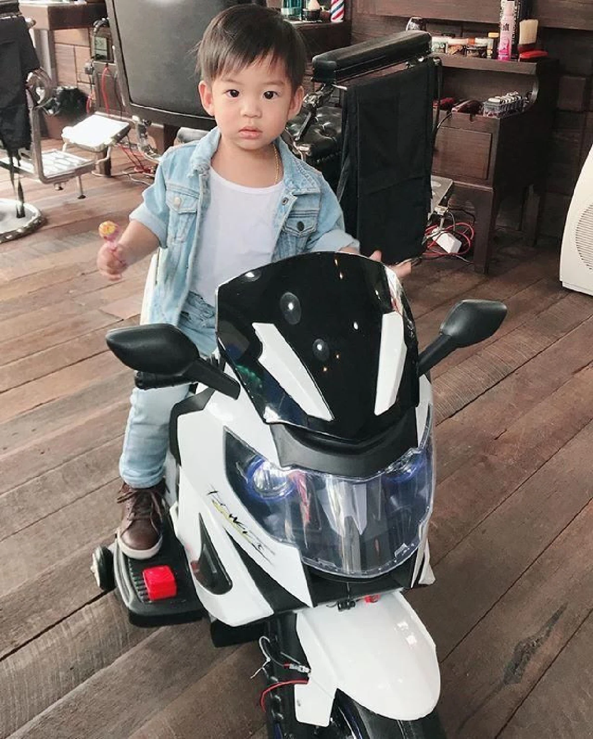 ถึงกับเคลิ้ม! น้องเรซซิ่ง ถูก แม่แพท-พ่อเบนซ์ หอมฟอดใหญ่ให้รู้ว่ารัก