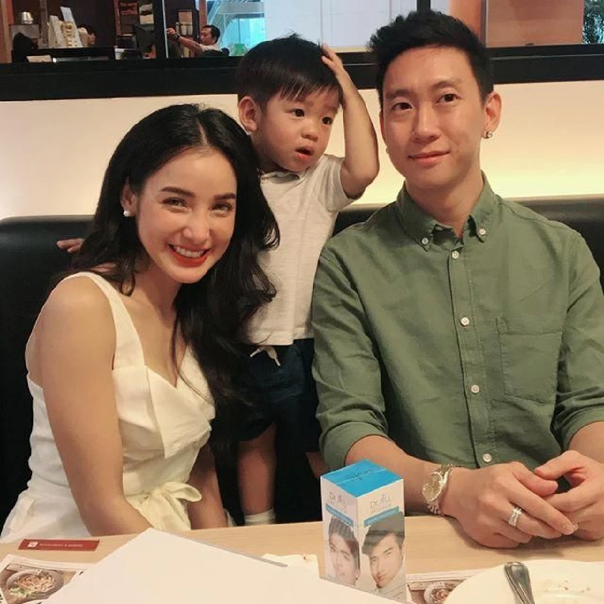 ถึงกับเคลิ้ม! น้องเรซซิ่ง ถูก แม่แพท-พ่อเบนซ์ หอมฟอดใหญ่ให้รู้ว่ารัก