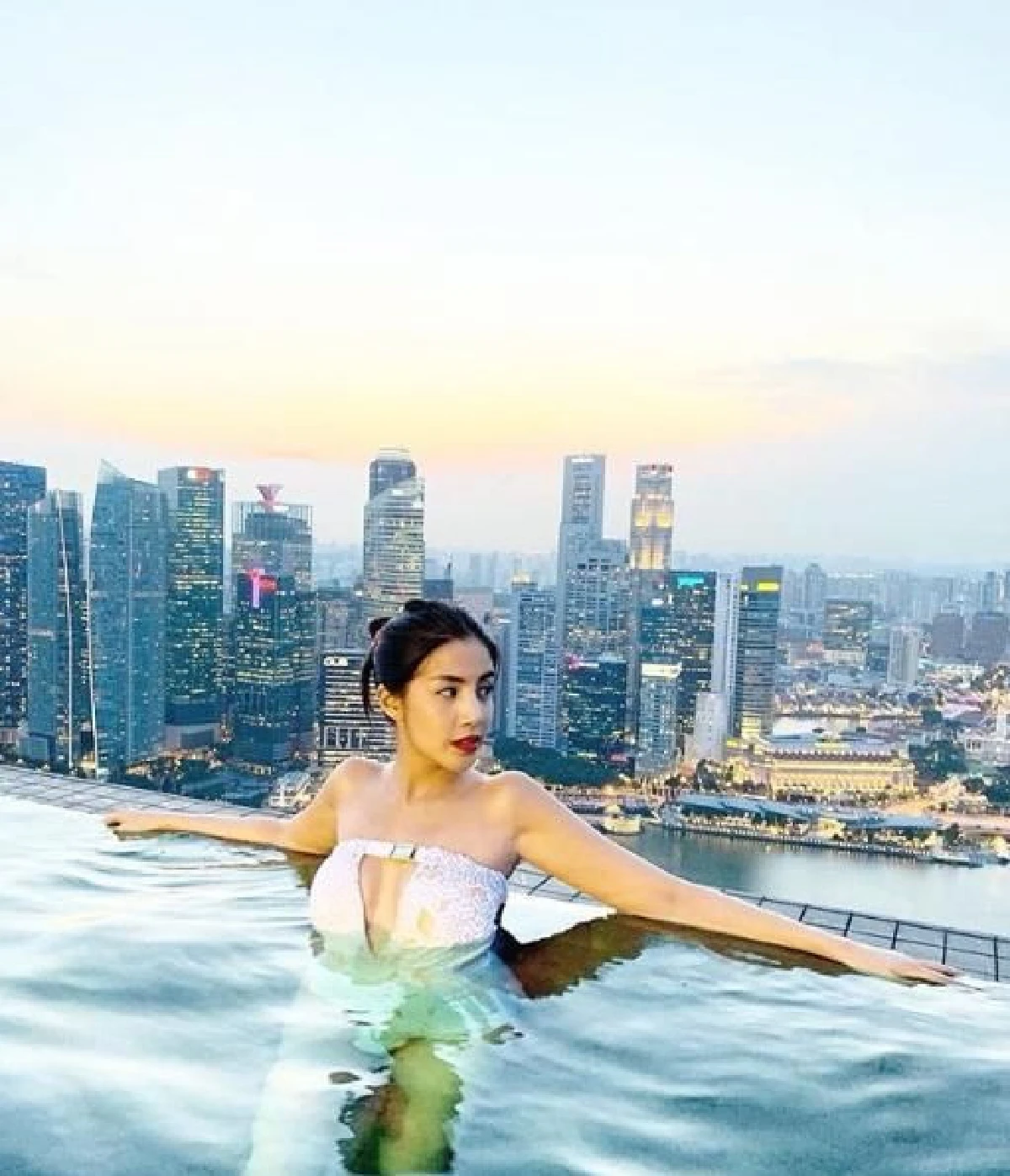 หนุ่มๆตาค้าง ใบเตย อาร์สยาม สวมชุดว่ายน้ำแหวกอกอึ๋มจัดเต็มความเซ็กซี่