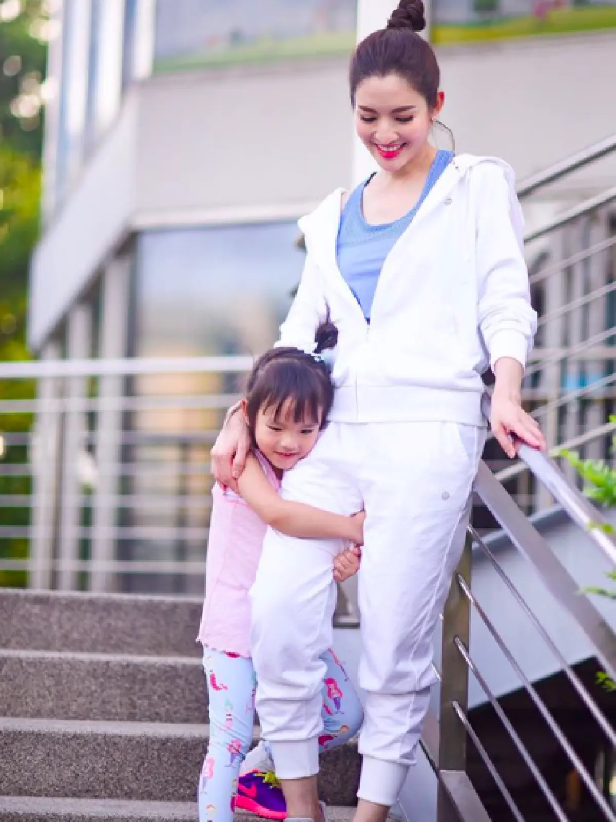 เห็นอนาคตมาแต่ไกล! “แอฟ” โพสต์คลิป “น้องปีใหม่” เขียนแบบบ้าน