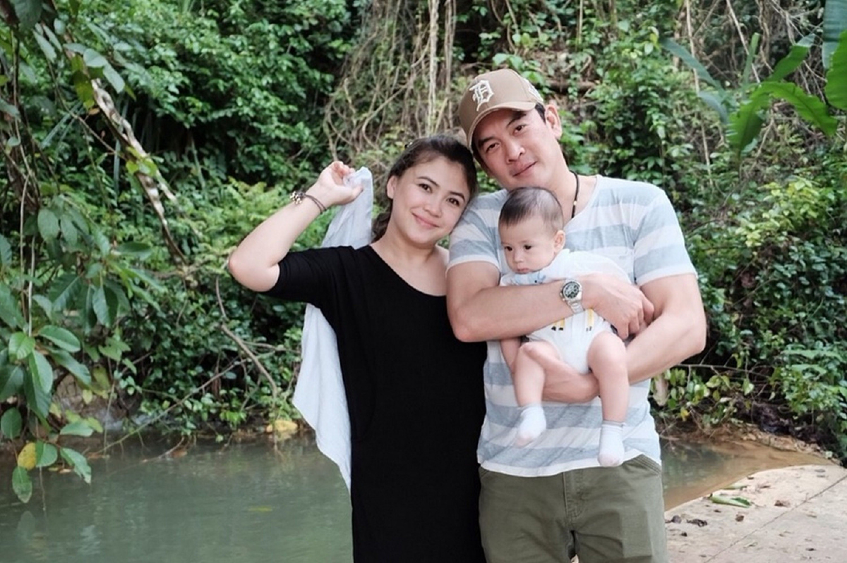 ชาคริต-แอน อุ้มลูกชาย น้องโพธิ์ เที่ยวใกล้ชิดธรรมชาติสูดอากาศสดชื่น ชาคริต-แอน อุ้มลูกชาย น้องโพธิ์ เที่ยวใกล้ชิดธรรมชาติสูดอากาศสดชื่น