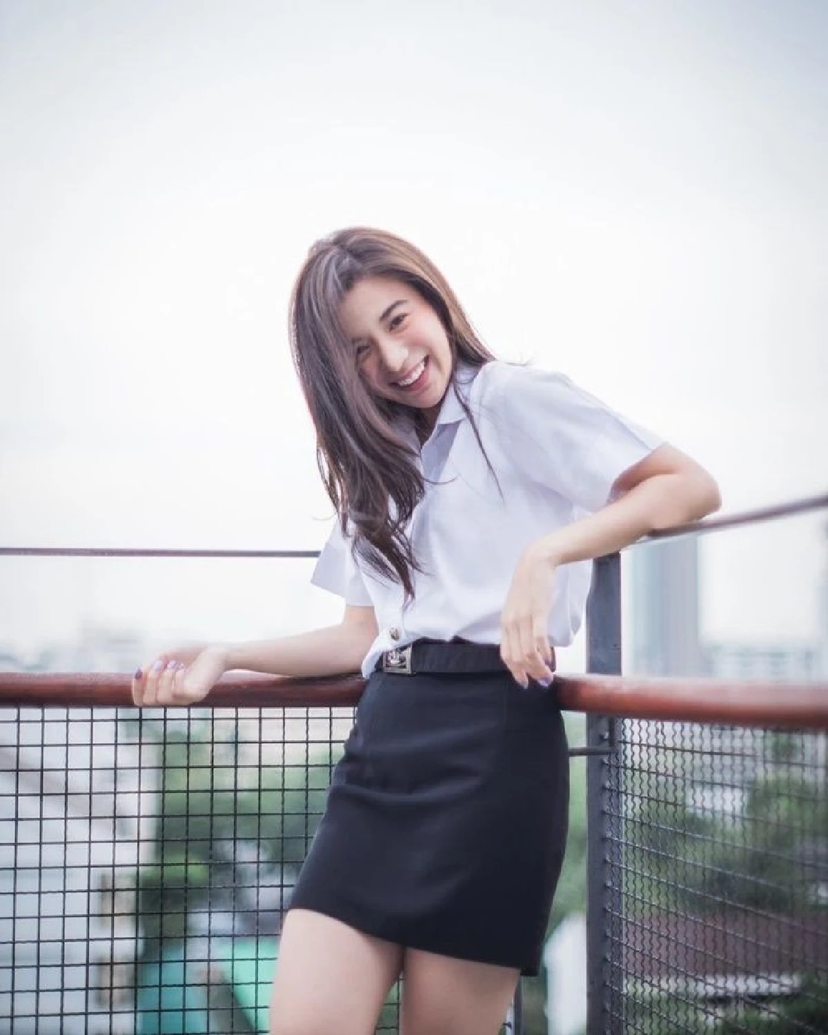 เก้า สุภัสสรา สวยละมุนในชุดนักศึกษา โพสท่าแจกความสดใสบนดาดฟ้า