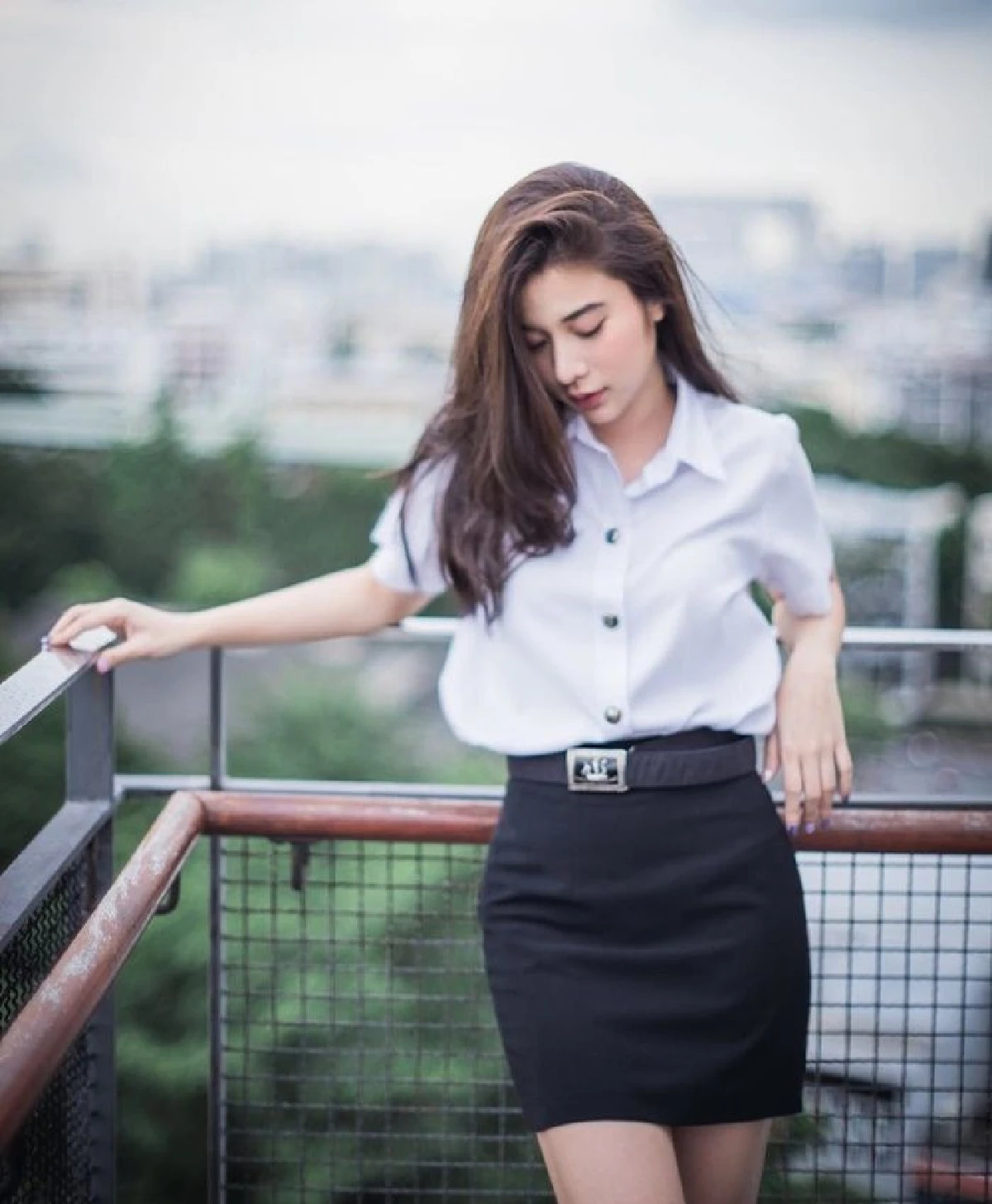 เก้า สุภัสสรา สวยละมุนในชุดนักศึกษา โพสท่าแจกความสดใสบนดาดฟ้า