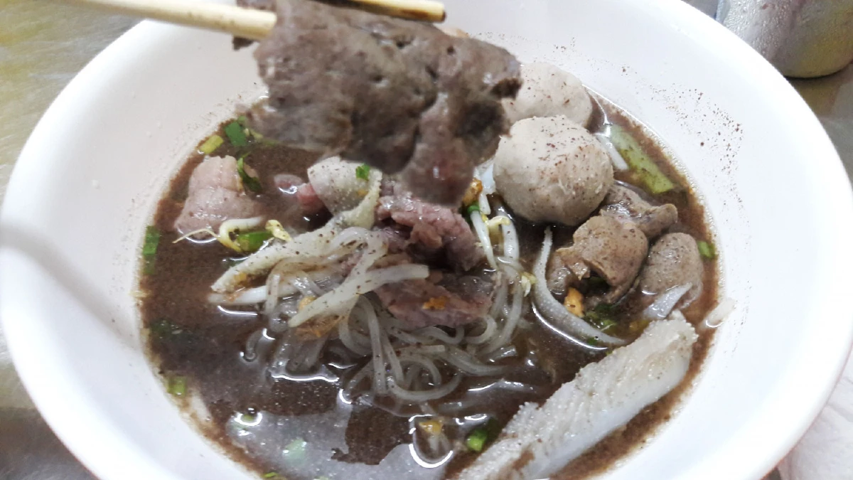 เตี๋ยวเรือเนื้อน้ำตกยกให้ แสนบุญ