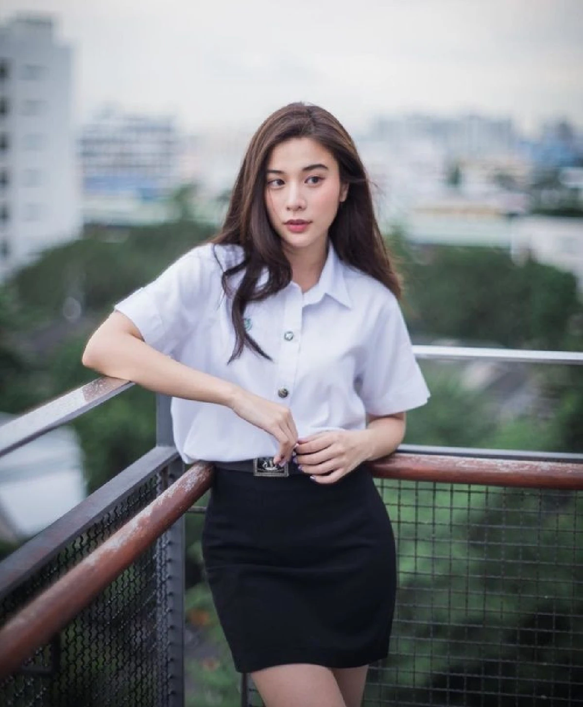 เก้า สุภัสสรา สวยละมุนในชุดนักศึกษา โพสท่าแจกความสดใสบนดาดฟ้า