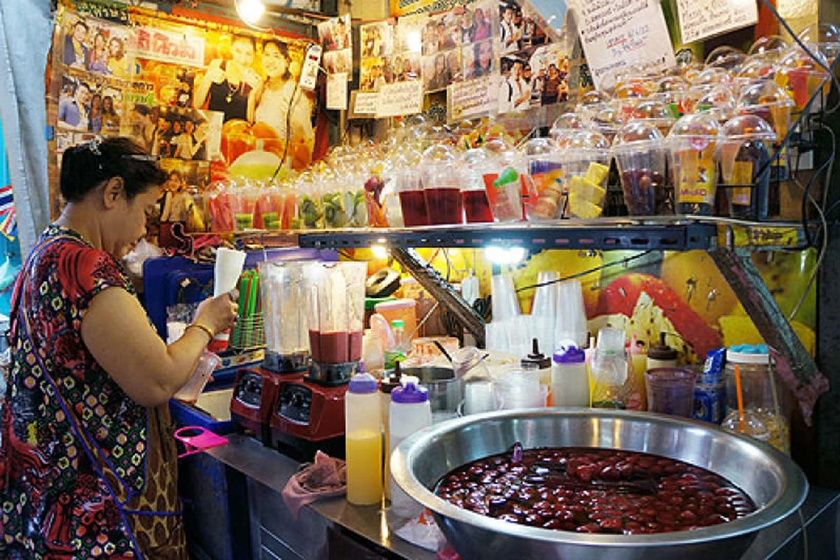 ตลาดวังหลัง แหล่งช็อปใกล้สถานีตากสิน