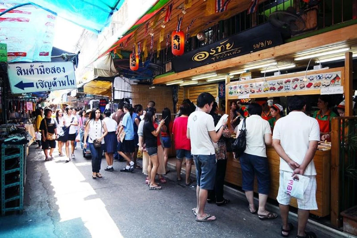 ตลาดวังหลัง แหล่งช็อปใกล้สถานีตากสิน